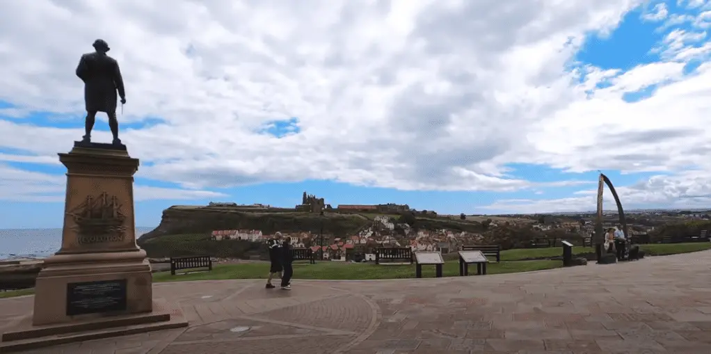 Whitby Abbey, Captain Cook statue and Whitby Whalebone. Things to do in Whitby