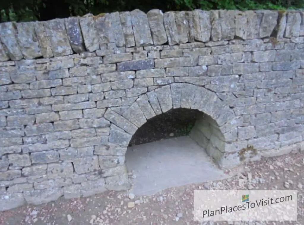 Arched Lunkey in a Dry Stone Wall - dry stone walls in Yorskhire